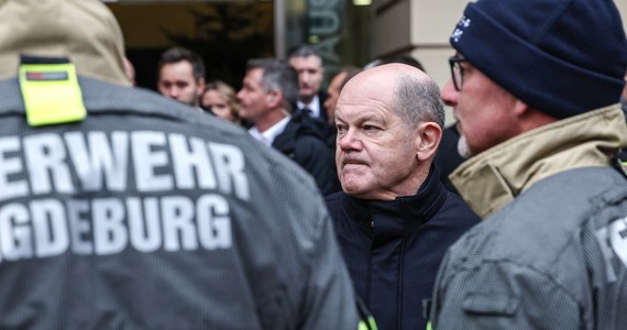 "Cóż za strasznym czynem jest zranienie i zabicie tylu ludzi z taką brutalnością" - powiedział Olaf Scholz. Kanclerz Niemiec dotarł w sobotę do Magdeburga na miejsce piątkowego ataku na jarmark bożonarodzeniowy.