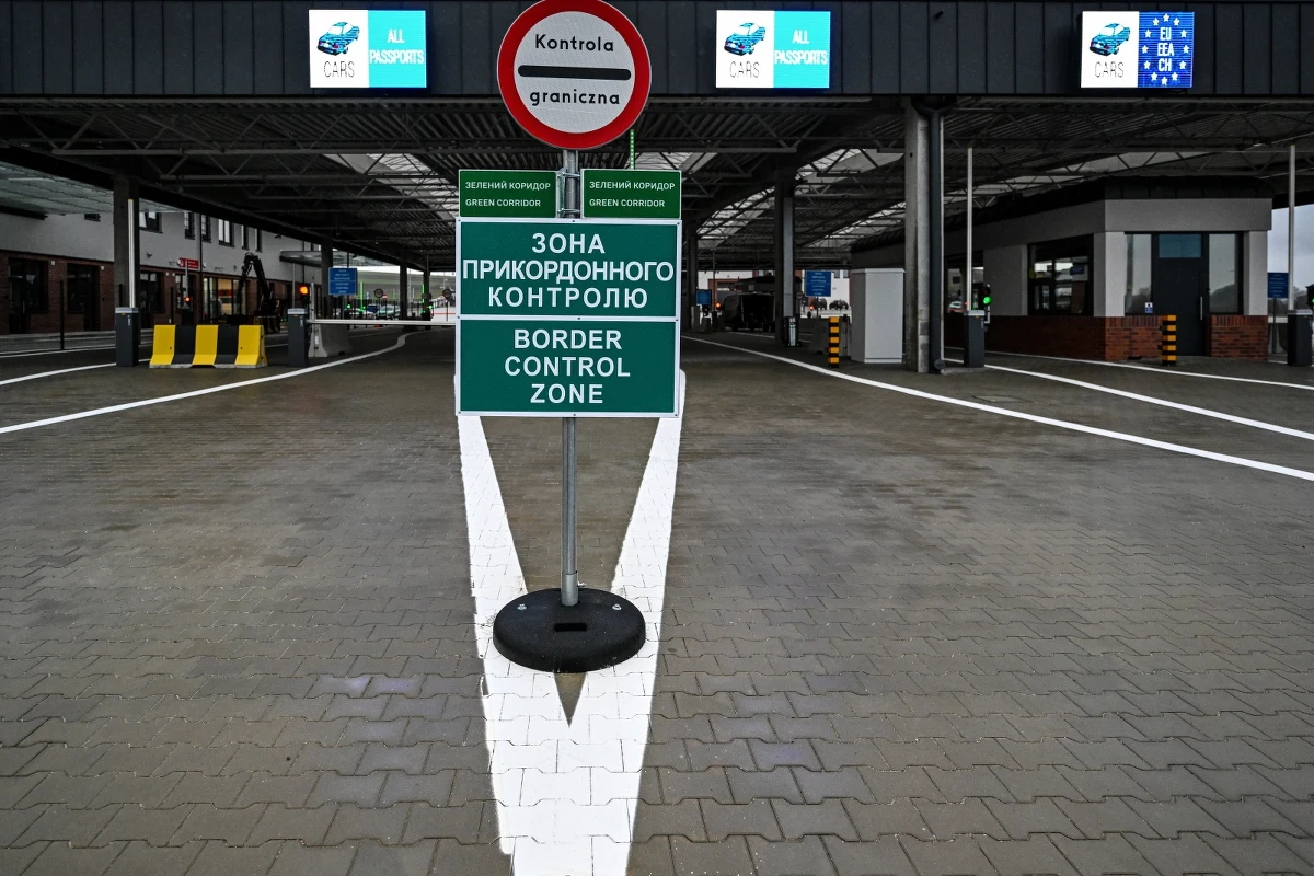 Drogowe przejście graniczne Malhowice-Niżankowice (woj. podkarpackie) zostało dziś uroczyście otwarte. "Sprawne przekraczanie granicy w obydwie strony jest z naszego punktu widzenia ważnym elementem wsparcia dla Ukrainy" - powiedział minister spraw wewnętrznych i administracji Tomasz Siemoniak.