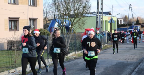 Medal z piernika, porcję moczki i makówek dostali na mecie uczestnicy niezwykłego, świątecznego biegu w Stanowicach na Śląsku. Już po raz 12. odbył się tam "Bieg po moczkę i makówki". 
