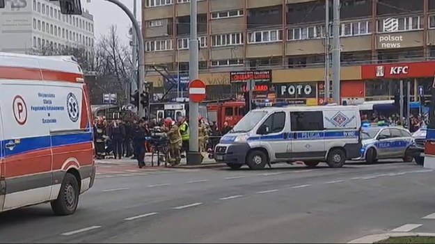 Potrącił na przejściu dla pieszych 22 osoby, zabijając jedną z nich, ale nie trafi do więzienia. Szczecińska prokuratura chce umorzyć sprawę Grzegorza Ł. i wysłać go na leczenie psychiatryczne. Według opinii biegłych mężczyzna w momencie wypadku był niepoczytalny. O szczegółach dla "Wydarzeń" Mateusz Kopyłowicz.