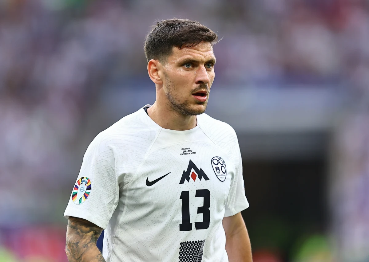 Piłkarze w ekstraklasie granie w tym roku zakończyli już w pierwszy weekend grudnia i mogli rozjechać się na urlopy. Zimowej przerwy nie mógł się już doczekać kapitan Górnika Zabrze Erik Janža, który święta Bożego Narodzenia spędzi w rodzinnym domu w Słowenii. "Zawsze w każde święta spędzamy czas razem z rodziną. Nie lecimy nigdzie na Malediwy. Lubimy spędzać ten czas rodzinnie" - podkreśla Erik Janža, z którym o ulubionych świątecznych potrawach, rodzinnych tradycjach i prezencie, który najbardziej zapamiętał, rozmawiał Wojciech Marczyk z redakcji sportowej RMF FM. 