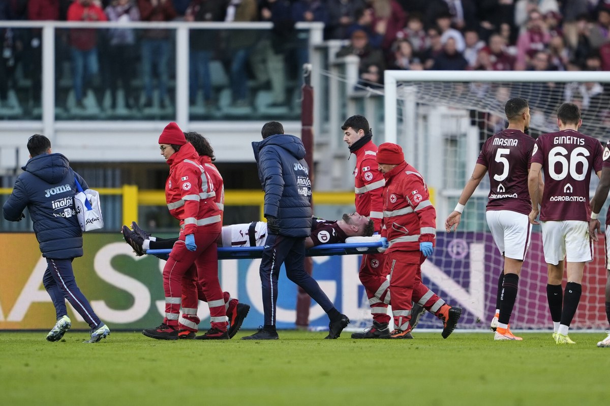 W trakcie meczu Serie A Torino - Bologna Sebastian Walukiewicz, obrońca reprezentacji Polski, nagle poczuł się źle i położył na murawie. Nie był w stanie dalej grać, został zniesiony na noszach w 35. minucie meczu i przewieziony do szpitala.
