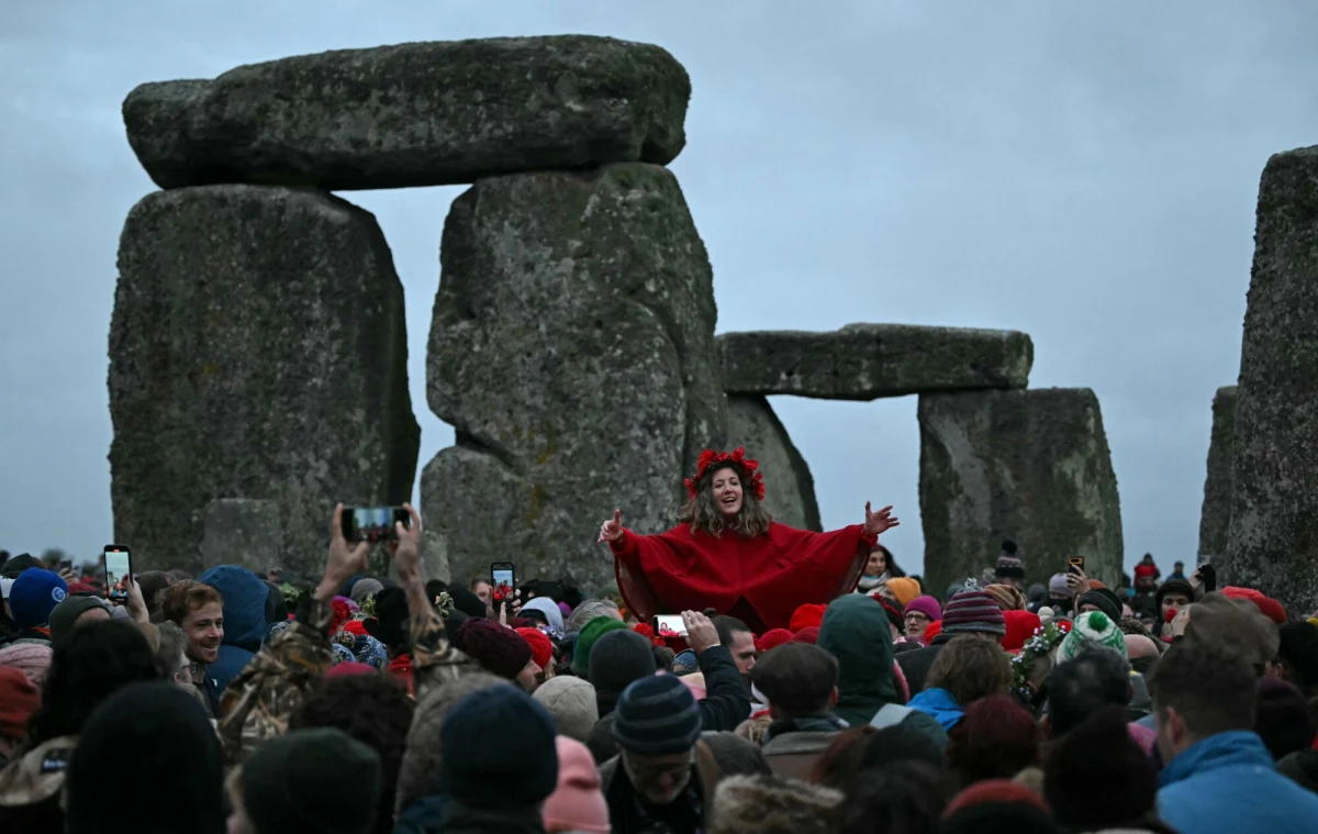 4,5 tysiąca osób w Stonehenge świętowało w sobotę o świcie przesilenie zimowe, czyli najkrótszy dzień roku na półkuli północnej. 100 tys. osób z całego świata oglądało te obchody online w czasie rzeczywistym. "To moment odnowy, odrodzenia, wchodzimy w nowy rok, a jednocześnie rozmyślamy nad tym, co się wydarzyło w roku minionym" - komentował jeden z uczestników.