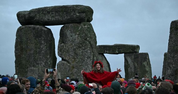 4,5 tysiąca osób w Stonehenge świętowało w sobotę o świcie przesilenie zimowe, czyli najkrótszy dzień roku na półkuli północnej. 100 tys. osób z całego świata oglądało te obchody online w czasie rzeczywistym. "To moment odnowy, odrodzenia, wchodzimy w nowy rok, a jednocześnie rozmyślamy nad tym, co się wydarzyło w roku minionym" - komentował jeden z uczestników.