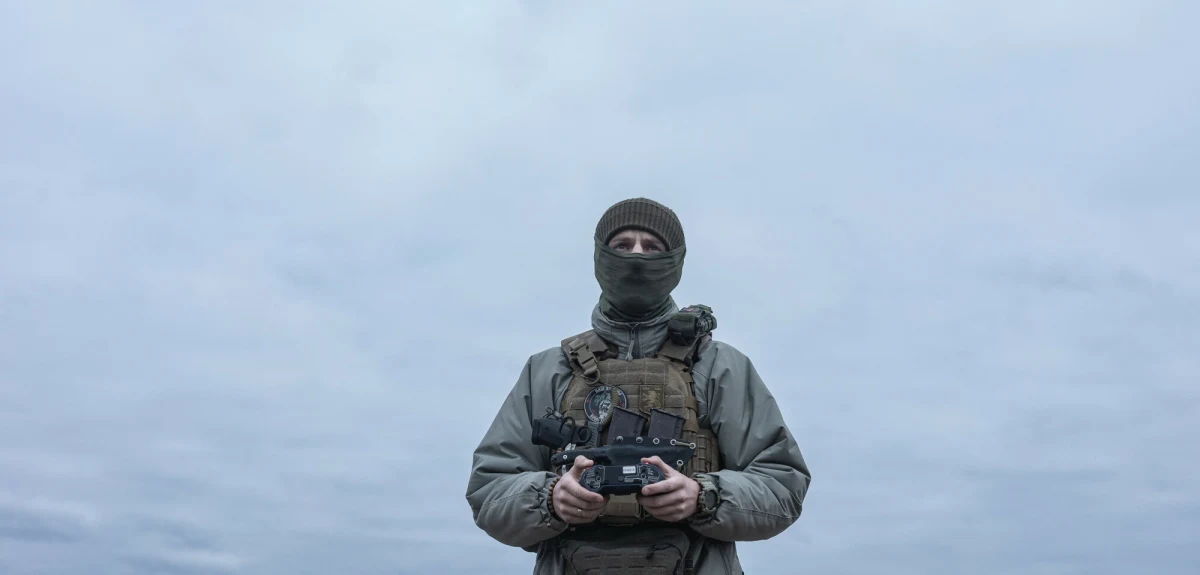 Ukraińskie Siły Zbrojne poinformowały o przeprowadzeniu pierwszego w historii ataku naziemnego wyłącznie przy użyciu maszyn. Na rosyjskie pozycje miały uderzyć drony i pojazdy bezzałogowe wyposażone w broń palną. Do ataku miało dojść na północ od Charkowa.