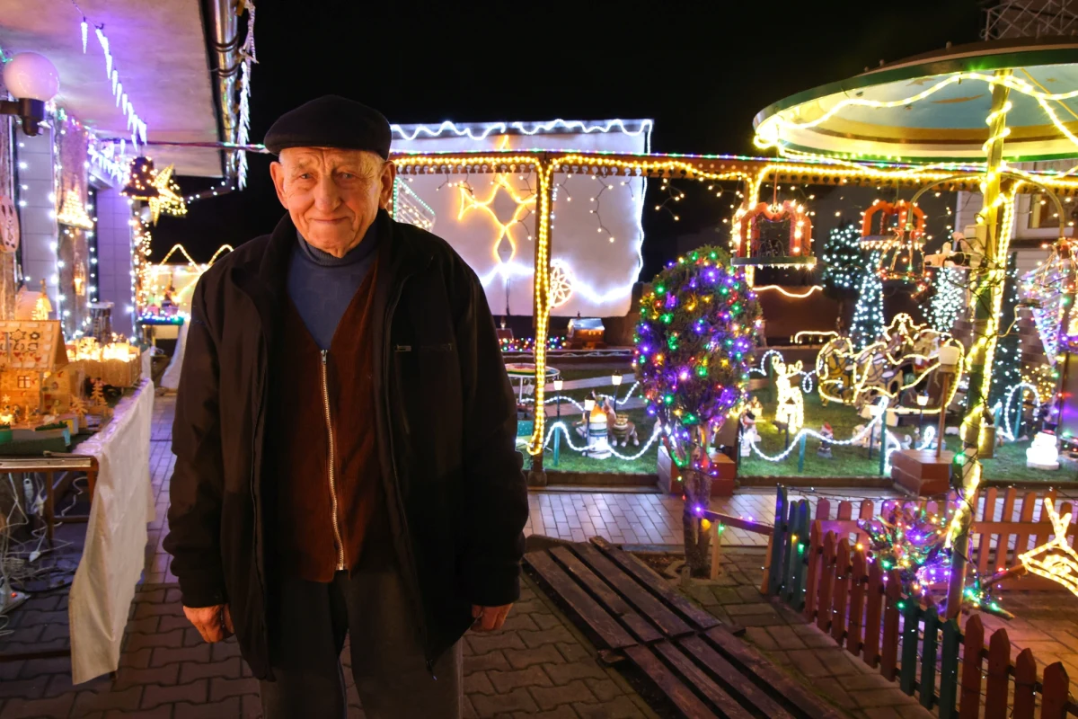 Zaczęło się ponad 20 lat temu od tysiąca sztuk - w tym roku jest już 42 tysiące lampek. Henryk Jaschik tworzy w Krapkowicach na Opolszczyźnie wyjątkowe świetlne widowisko. Pokazowi towarzyszy wystawa ręcznie robionych, ruchomych figurek.