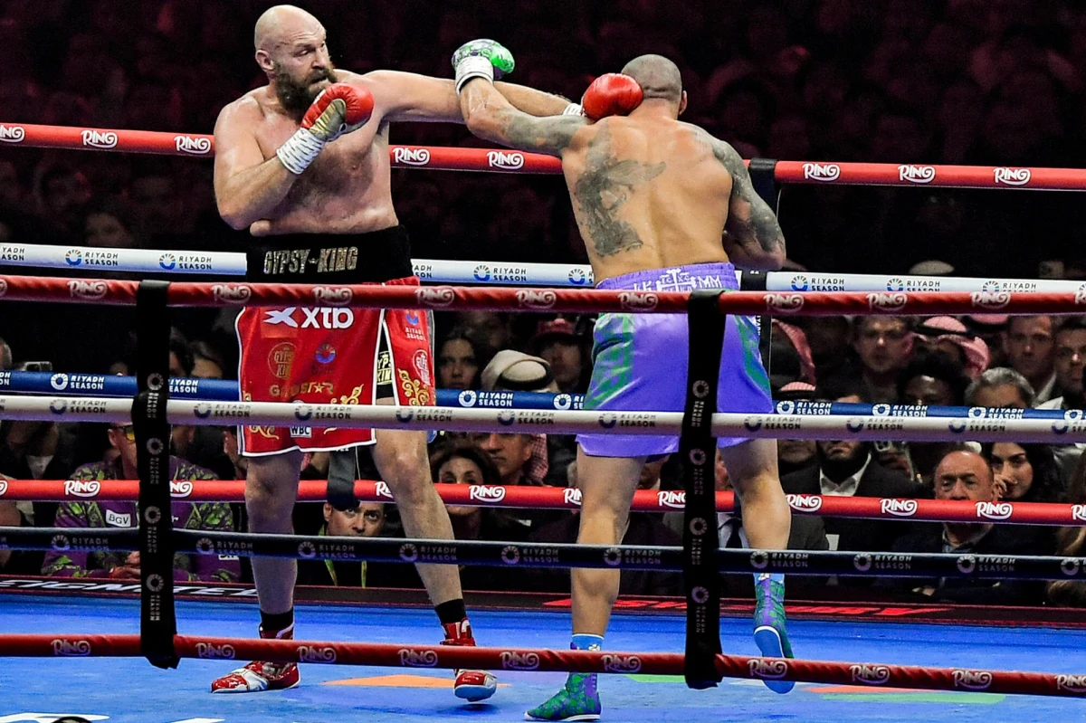 Ukraiński bokser Ołeksandr Usyk na gali w Rijadzie pokonał jednogłośnie na punkty Brytyjczyka Tysona Fury'ego. Zachował pasy mistrza świata wagi ciężkiej federacji WBA, WBO, i WBC. 