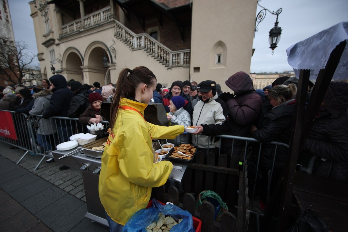 Wigilia Dla Bezdomnych I Potrzebuj cych Na Rynku G wnym W Krakowie wigilia-dla-bezdomnych-i-potrzebuj-cych-na-rynku-g-wnym-w-krakowie
