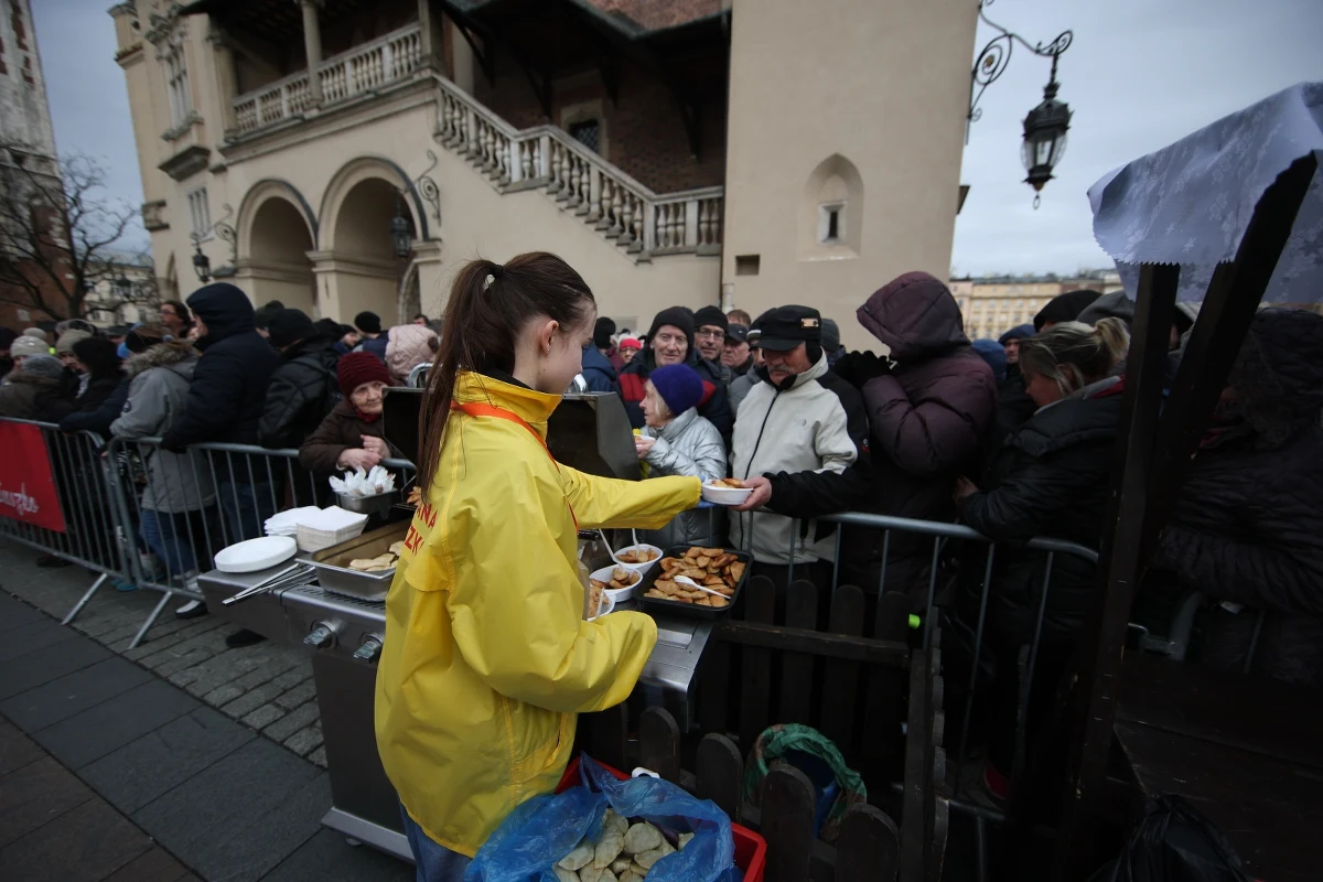 Tradycyjne potrawy wigilijne i paczki z żywnością o długim terminie ważności czekały na uczestników wigilii dla bezdomnych i potrzebujących na Rynku Głównym w Krakowie. To już 28. odsłona akcji, której organizatorem jest restaurator Jan Kościuszko. 
