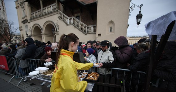 Tradycyjne potrawy wigilijne i paczki z żywnością o długim terminie ważności czekają na uczestników wigilii dla bezdomnych i potrzebujących na Rynku Głównym w Krakowie. To już 28. odsłona akcji, której organizatorem jest restaurator Jan Kościuszko. 