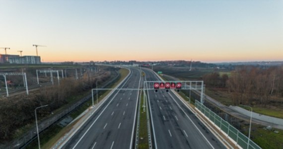 W poniedziałek do użytkowania zostanie oddany ostatni odcinek drogi ekspresowej S7, który połączy dwa największe miasta w Polsce – Kraków i Warszawę. Dodatkowo do użytku trafi także Północna Obwodnica Krakowa w ciągu drogi S52.