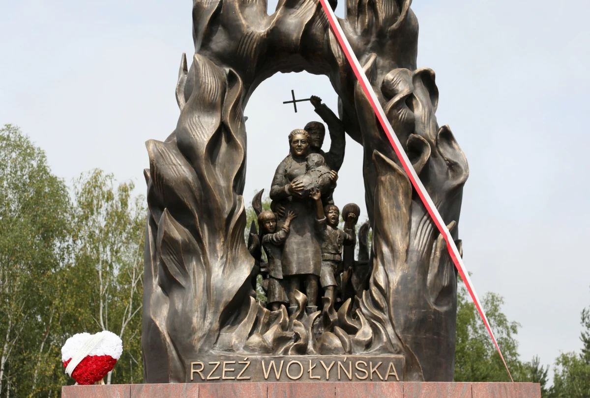 "Kijów i Warszawa pracują nad renowacją ukraińskich miejsc pamięci w Polsce i prowadzą rozmowy w sprawie poszukiwania ukraińskich pochówków w Polsce" - powiedział ambasador Ukrainy w Warszawie Wasyl Bodnar. "To droga dwukierunkowa" - dodał, nawiązując do zasady wzajemności w relacjach z Polską.
