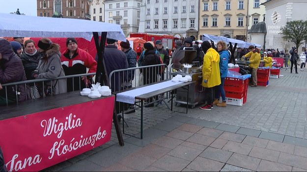 Czerwony barszcz, pierogi z kapustą i grzybami czy krokiety. Zapach tych potraw unosi się na Rynku Głównym w Krakowie. Dziś Wigilia dla potrzebujących. Od 28 lat bezdomni mogą skorzystać ze świątecznej pomocy. Materiał dla "Wydarzeń" przygotowała Monika Różyc.