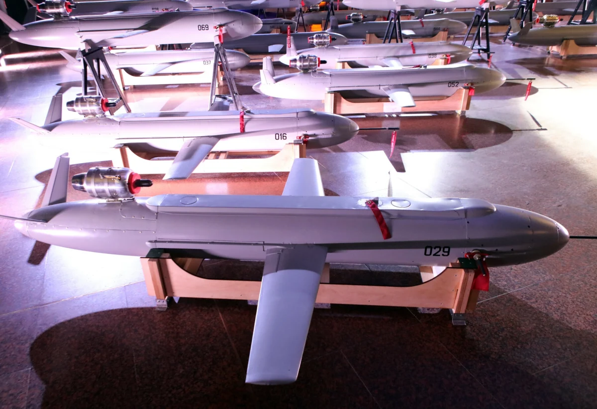 Ukraińcy nie ustają w atakach dronowych na rosyjskie obiekty związane z przemysłem naftowym. Tym razem bezzałogowce Kijowa uderzyły w dużą bazę paliwową w obwodzie orłowskim. Łuna pożaru była widoczna z wielu kilometrów.