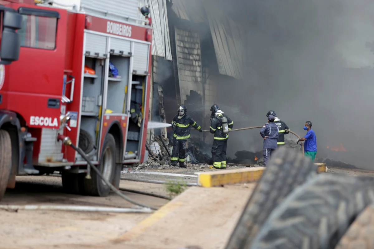 Mały samolot z 10 osobami na pokładzie rozbił się w niedzielę w centrum turystycznego miasta Gramado w południowej Brazylii. Maszyna zahaczyła o komin, a potem spadła na sklep meblowy. Według wstępnych informacji, przekazanych przez urzędników obrony cywilnej, nikt z pasażerów nie przeżył katastrofy.