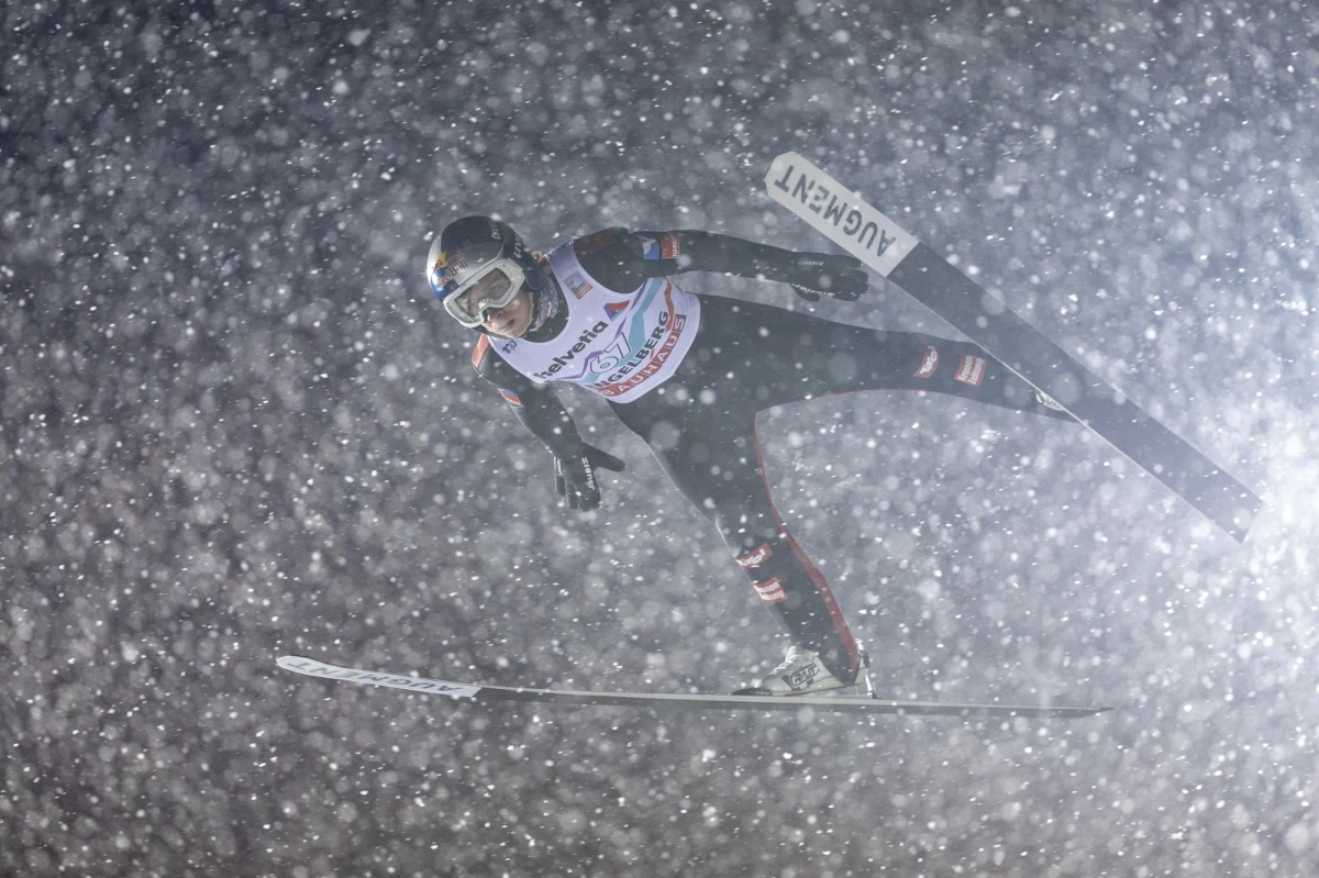 Czterech Polaków awansowało do drugiej serii konkursu Pucharu Świata w skokach narciarskich w szwajcarskim Engelbergu. Zawody wygrał Daniel Tschofenig z Austrii, a jego koledzy z reprezentacji zajęli pozostałe stopnie podium. Najlepszy z Polaków, Aleksander Zniszczoł uplasował się na 14. pozycji.