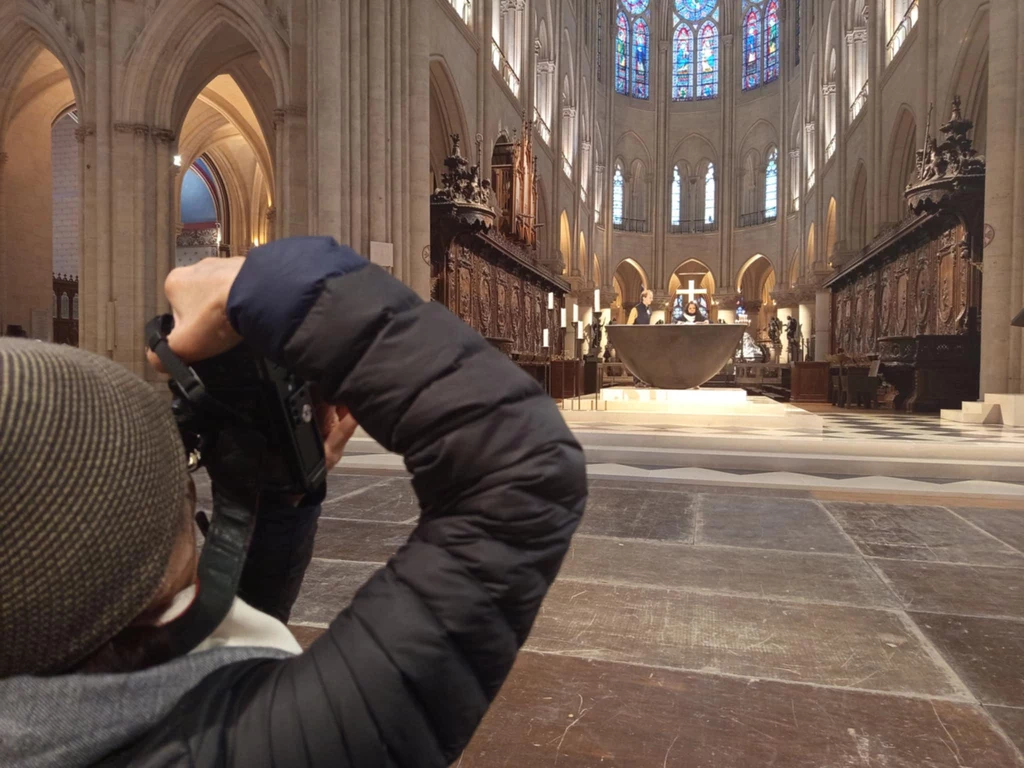 Do Notre Dame ściągają turyści z różnych krajów i kontynentów - nawet z obu Ameryk i Azji