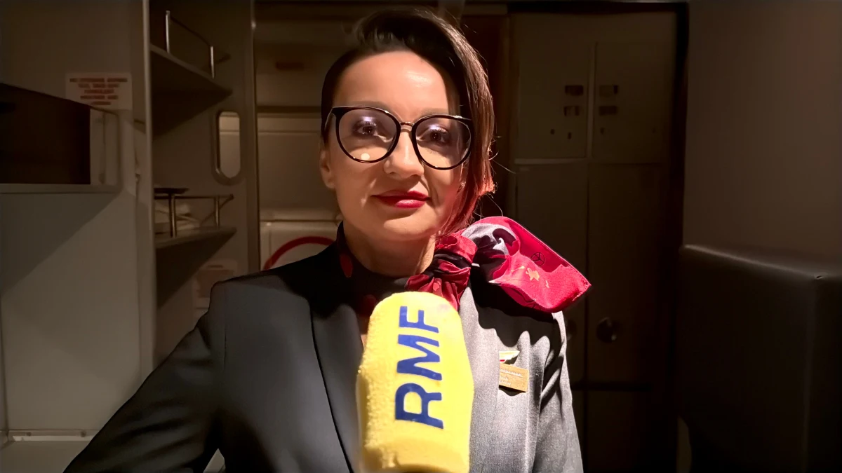 Barszcz, pierogi i opłatek. Tak załogi Polskich Linii Lotniczych LOT spędzające w pracy Boże Narodzenie starają się przygotować dla siebie namiastkę świątecznego stołu. Choć są tysiące kilometrów od kraju i tysiące kilometrów nad ziemią, chcą spędzić wspólnie kilka chwil. W czasie lotu nie ma czasu na długie świętowanie, ale jest chwila na złożenie sobie życzeń.