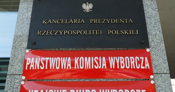 "Największy absurd jest wtedy, kiedy poważny organ, jakim powinna być Państwowa Komisja Wyborcza (PKW), zachowuje się w sposób szokujący" – powiedział w Porannej rozmowie w RMF FM Prezydent RP Andrzej Duda. Polityk komentował decyzję PKW o odroczeniu obrad dotyczących sprawozdania komitetu wyborczego PiS i jej możliwych reperkusjach dla bezpieczeństwa prawnego państwa. Duda przyznał, że jest otwarty na dyskusję o możliwych zmianach w kwestiach prawnych związanych z tym, kto podejmuje decyzję ws. ważności wyborów prezydenckich. 