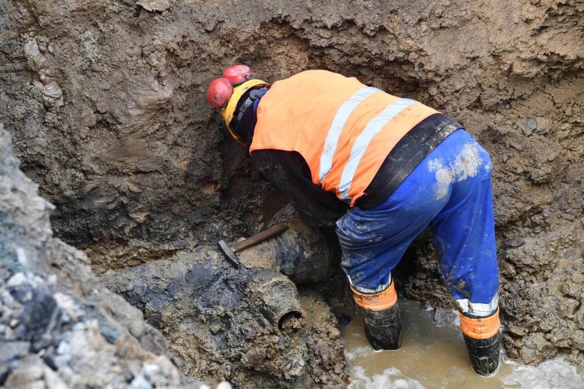 Poniedziałek jest niezbyt fortunnym dniem dla mieszkańców ulicy Zaporoskiej we Wrocławiu. Doszło tam do kolejnej w odstępie kilkunastu godzin awarii sieci wodociągowej. Usuwanie jej skutków wiążę się ze spadkiem ciśnienia wody w sieci lub lokalnie z całkowitym jej brakiem.