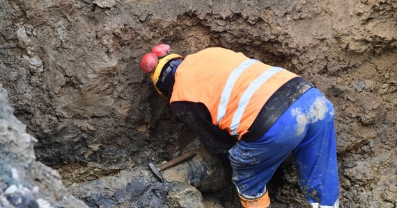 Poniedziałek jest niezbyt fortunnym dniem dla mieszkańców ulicy Zaporoskiej we Wrocławiu. Doszło tam do kolejnej w odstępie kilkunastu godzin awarii sieci wodociągowej. Usuwanie jej skutków wiążę się ze spadkiem ciśnienia wody w sieci lub lokalnie z całkowitym jej brakiem.