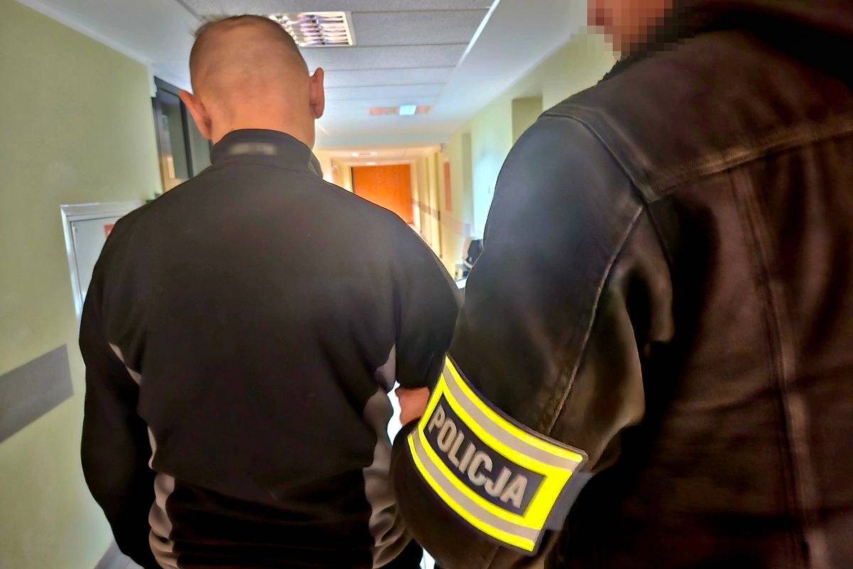 52-latek nie mógł kupić alkoholu na stacji, ponieważ w Sopocie obowiązuje nocna prohibicja. Groził pracownicy przedmiotem przypominającym broń, do tego groził, że zniszczy stację, po czym wyszedł. Został tymczasowo aresztowany na trzy miesiące.