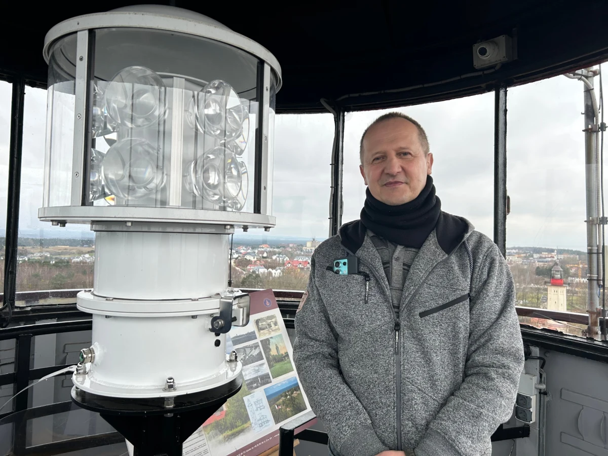 Latarnik to zawód legenda. Mało popularny, ale niezbędny nawet w dzisiejszych czasach. Choć został zautomatyzowany, człowiek ma tu nadal ważne zadania. "Podstawowe kwestie to czujność i uważność" - mówi RMF MAXX Artur Krężałek, latarnik morski z Rozewia (Pomorskie). "Tu z góry widzimy, jak się ludzie bawią, jak fajerwerki strzelają. Ktoś z życzeniami zadzwoni. Jest pięknie" - opowiada o świętach i sylwestrach spędzanych na służbie.