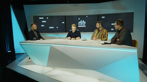 "Do jednej bramki" NA ŻYWO w każdy poniedziałek o godz. 12.00 w Interii oraz na  Polsat BOX Go .
W tekście zawarto link serwisu partnerskiego.