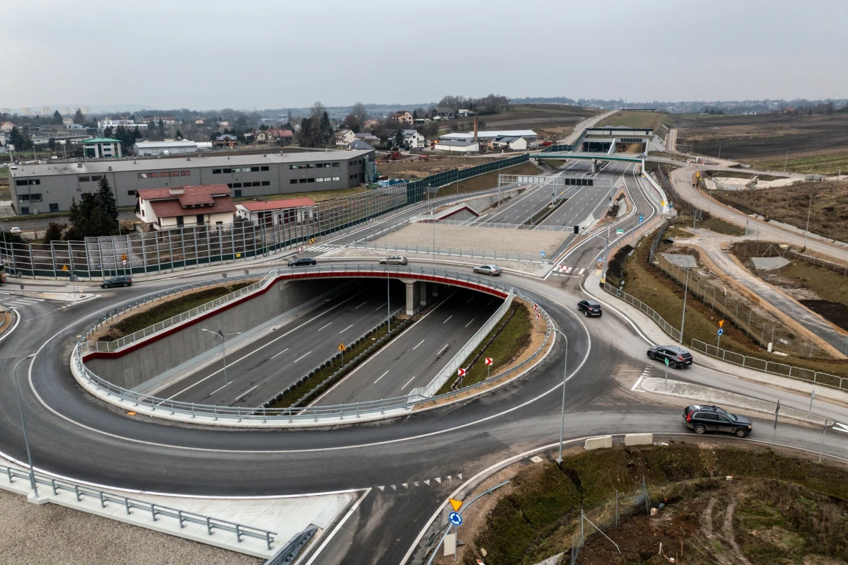 W poniedziałek politycy władz centralnych i lokalnych wspólnie otworzyli fragment drogi ekspresowej S7 Widoma-Kraków i drogi S52 - Północnej Obwodnicy Krakowa. Obecny na miejscu minister infrastruktury Dariusz Klimczak zadeklarował, że w 2026 r. zostanie oddana pełna obwodnica stolicy Małopolski.