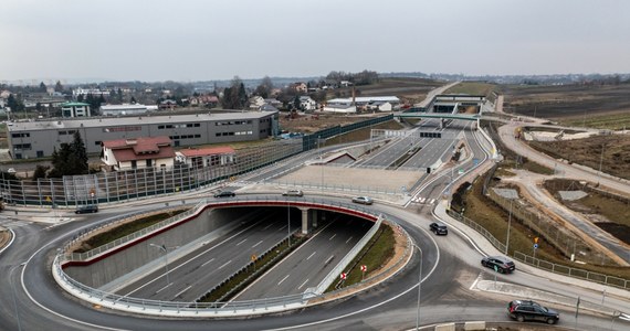 W poniedziałek politycy władz centralnych i lokalnych wspólnie otworzyli fragment drogi ekspresowej S7 Widoma-Kraków i drogi S52 - Północnej Obwodnicy Krakowa. Obecny na miejscu minister infrastruktury Dariusz Klimczak zadeklarował, że w 2026 r. zostanie oddana pełna obwodnica stolicy Małopolski.