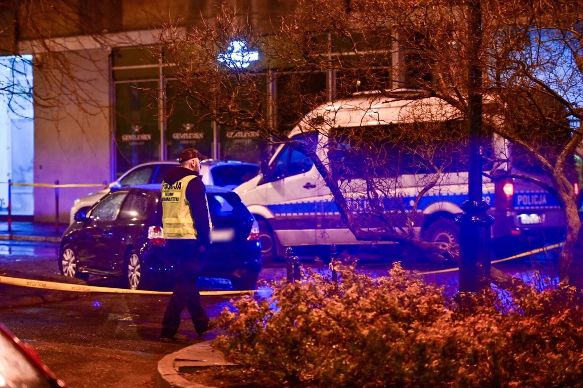 Dziś albo najpóźniej jutro prokurator ma przesłuchać mężczyznę zatrzymanego w związku z zeszłotygodniową strzelaniną w centrum Krakowa - dowiedział się reporter RMF FM. 26-letni obywatel Gruzji wciąż jest w szpitalu. Śledczy poszukują dwóch mężczyzn, którzy wraz z nim byli w samochodzie, gdy doszło do policyjnej interwencji. 