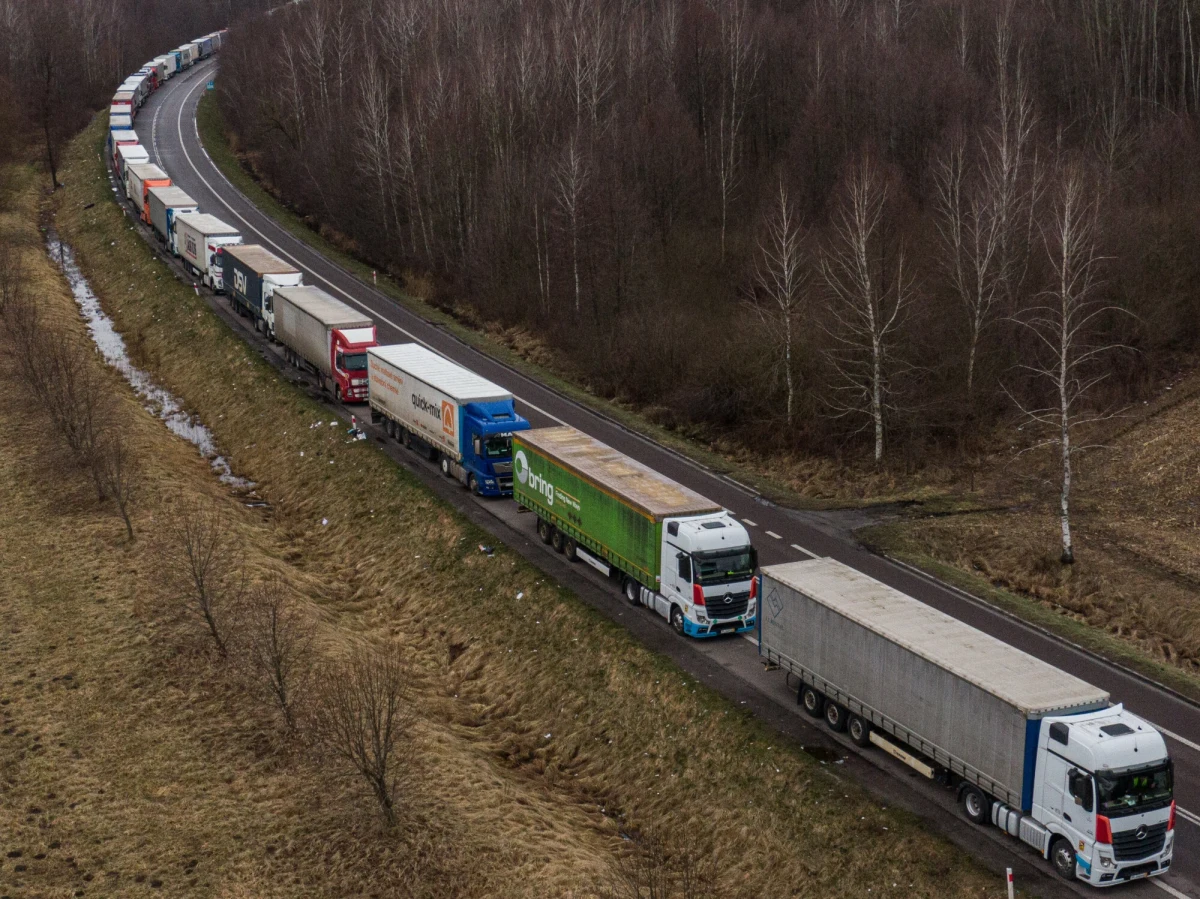 ​Nawet 30 godzin trzeba czekać na wyjazd z Polski na wschodniej granicy. Jak co rok przed świętami, ustawiają się tu długie kolejki do odprawy.