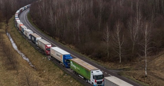 ​Nawet 30 godzin trzeba czekać na wyjazd z Polski na wschodniej granicy. Jak co rok przed świętami, ustawiają się tu długie kolejki do odprawy.