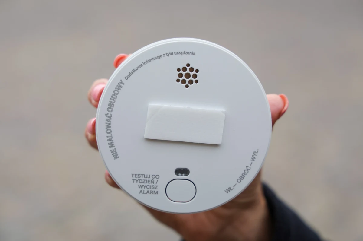 Ministerstwo Spraw Wewnętrznych i Administracji wprowadza obowiązek wyposażania mieszkań oraz wynajmowanych domów, pokoi i miejsc noclegowych w czujki dymu i czadu. Nowe rozporządzenie weszło w życie 23 grudnia. Przewiduje jednak szereg przepisów przejściowych.