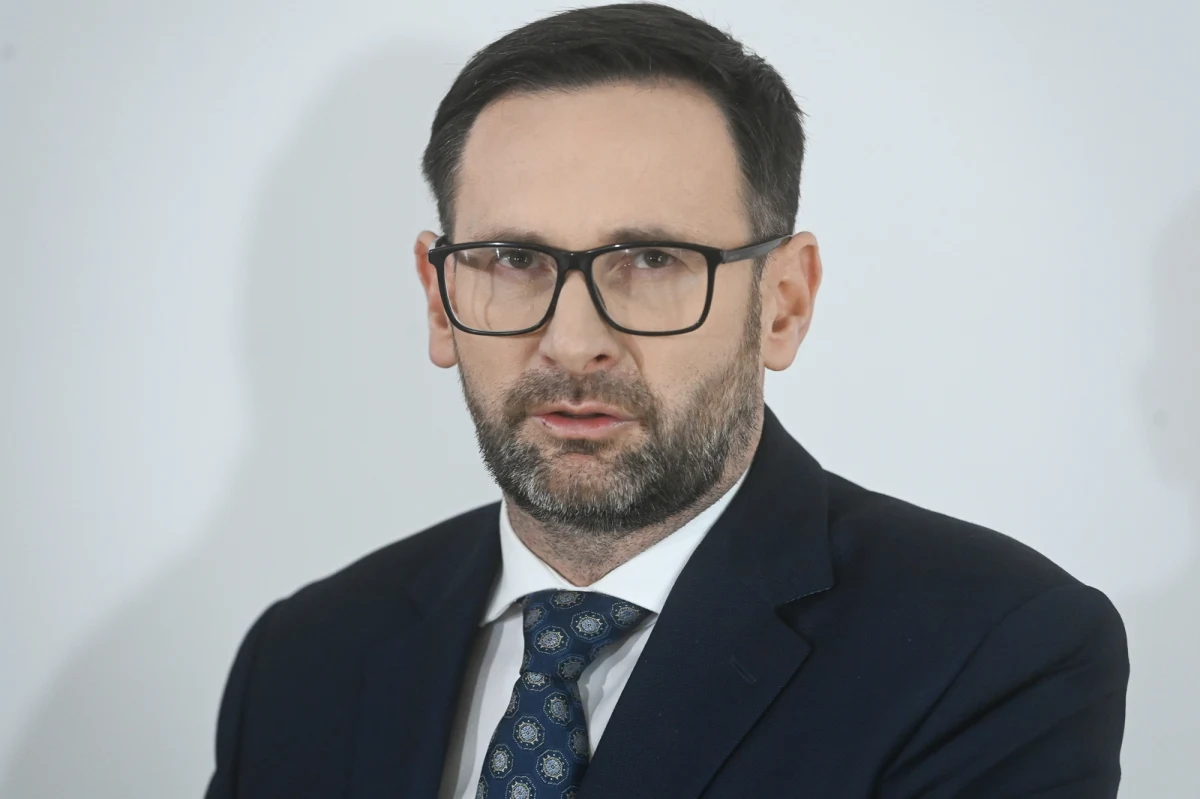 Orlen złożył pozwy przeciwko byłym członkom zarządu spółki: Danielowi Obajtkowi i Michałowi Rogowi. Spółka domaga się zwrotu pieniędzy, które miały być przeznaczone na cele prywatne, np. wizyty w hotelach i restauracjach. Były prezes Obajtek na koszt firmy miał m.in. spędzać wakacje w luksusowym hotelu i korzystać z zabiegów medycyny estetycznej. Informację o pozwie potwierdziło biuro prasowe koncernu. Z kolei Daniel Obajtek złożył dwa wnioski do prokuratury w sprawi działań obecnego zarządu Orlenu.