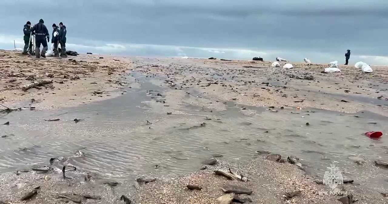 Rosjanie oczyszczają plaże nad Morzem Czarnym po katastrofie tankowców przewożących mazut