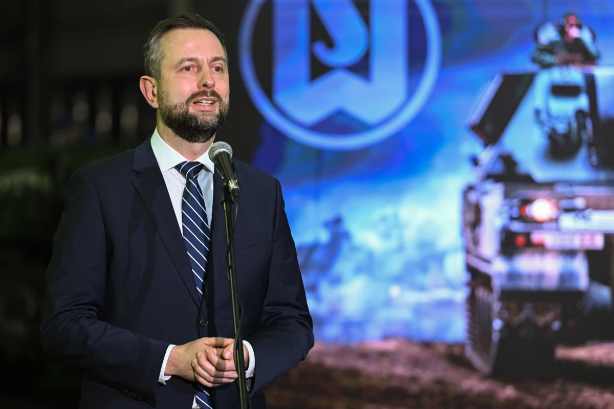 Umowy na dostawę m.in. 96 armatohaubic samobieżnych Krab oraz 250 wozów towarzyszących do haubic samobieżnych K9 zostały podpisane w Stalowej Woli. Ich wartość opiewa na ponad 17 mld zł - przekazało MON. "To historyczny moment, inwestycja w bezpieczeństwo" - podkreślił Władysław Kosiniak-Kamysz.