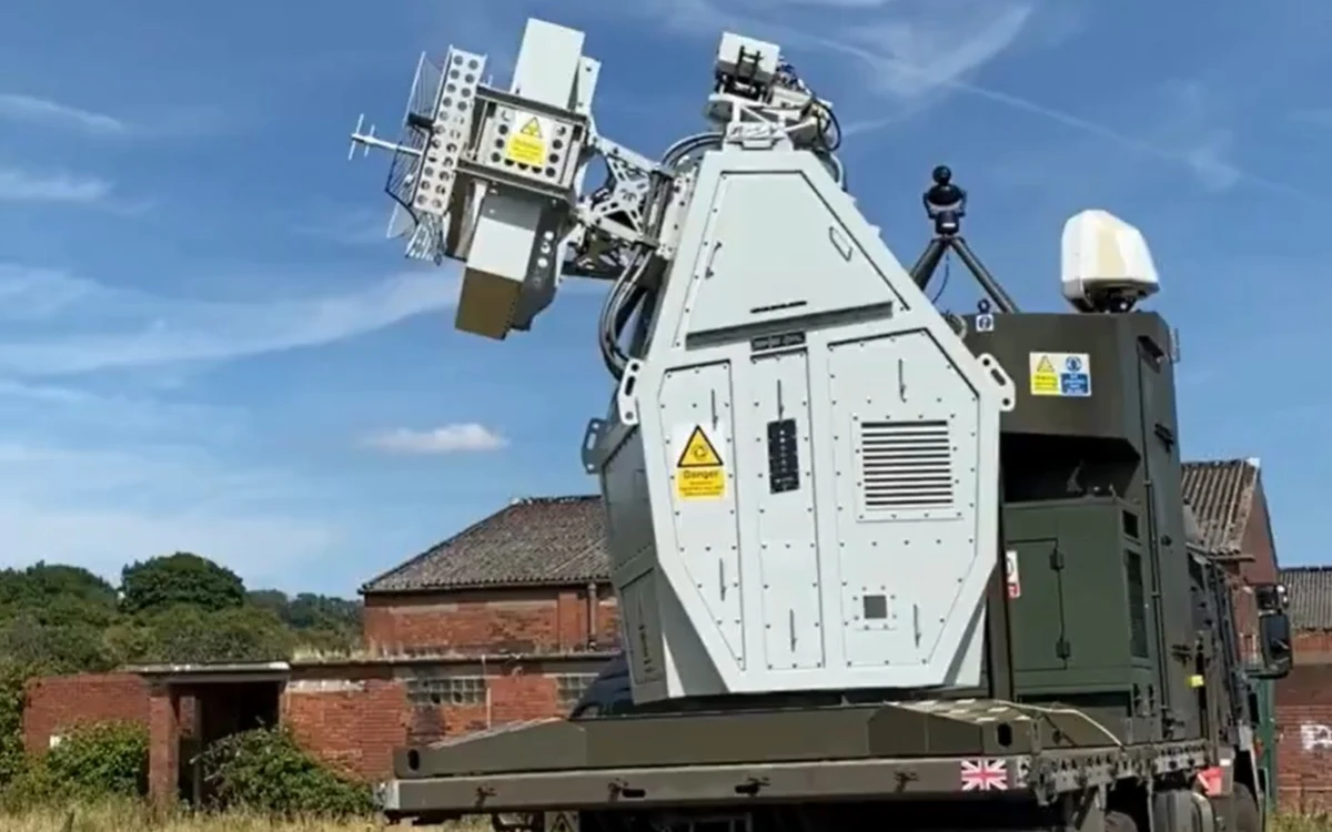 Brytyjska armia udanie przetestowała nowy typ broni, która jest zdolna do niszczenia rojów dronów za pomocą fal radiowych. Rząd Wielkiej Brytanii reklamuje swój wynalazek, twierdząc, że jeden wystrzał z działka kosztuje mniej niż paczka ciasteczek.