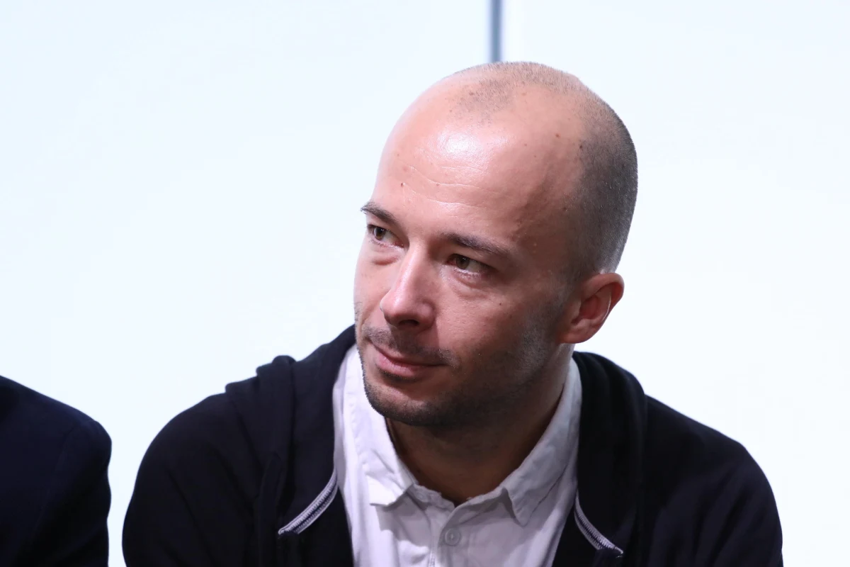 Szymon Gospodarczyk czeka już na swój kolejny występ w Rajdzie Dakar. Tym razem pilot rajdowy będzie partnerem litewskiego kierowcy Benediktasa Vanagasa, który poprzednią edycję imprezy ukończył na ósmym miejscu. Gospodarczyk podkreśla, że Dakar 2025 będzie dla niego dużym wyzwaniem i spełnieniem marzeń, bo po raz pierwszy wystartuje w najmocniejszej klasie.