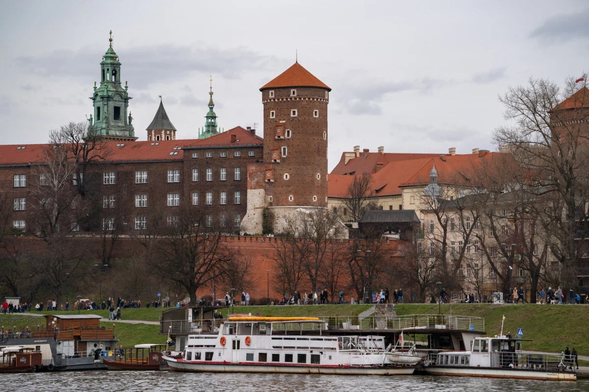 Rekordowe ponad 3 mln zwiedzających w 2024 r. odnotował Zamek Królewski na Wawelu w Krakowie. Dyrektor placówki Andrzej Betlej, który wygrał konkurs na kolejną kadencję, zapowiedział kontynuację oferty. Podkreślił, że Wawel ma być otwarty, dostępny, inspirujący.