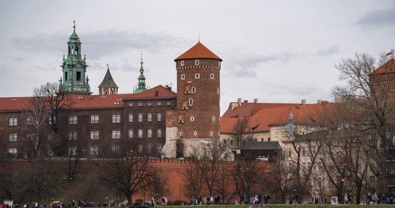 Rekordowe ponad 3 mln zwiedzających w 2024 r. odnotował Zamek Królewski na Wawelu w Krakowie. Dyrektor placówki Andrzej Betlej, który wygrał konkurs na kolejną kadencję, zapowiedział kontynuację oferty. Podkreślił, że Wawel ma być otwarty, dostępny, inspirujący.