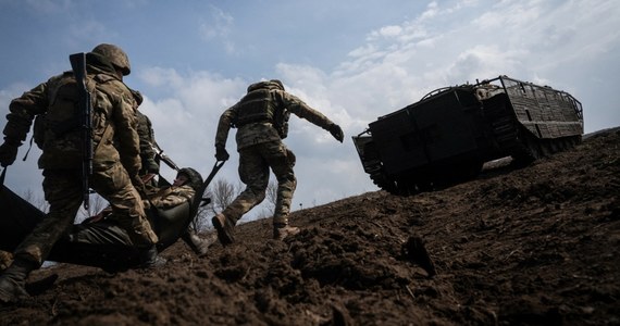 Brygada Sił Specjalnych Gwardii Narodowej Ukrainy "Azow" opublikowała materiał, który nie licuje z powagą koszmarnej wojny toczącej się w Ukrainie. A jednak: na nagraniach widać wyraźnie rosyjskich żołnierzy, szturmujących ukraińskie pozycje przy użyciu nowoczesnego sprzętu mobilnego. Chodzi o hulajnogi elektryczne.