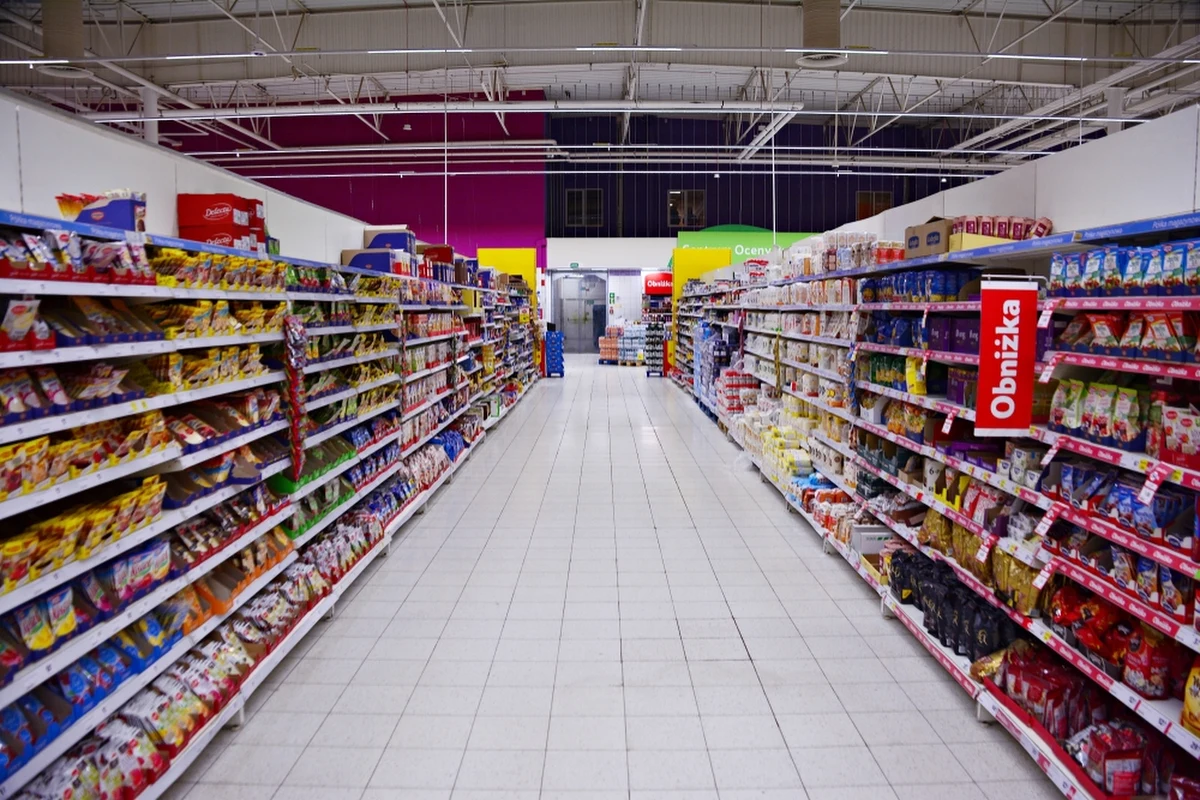 Większość sklepów należących do sieci marketów spożywczych w Wigilię będzie czynna do godziny 13:00 lub 13:30. O godzinach pracy sklepów prowadzonych przez franczyzobiorców decydują będą właściciele.