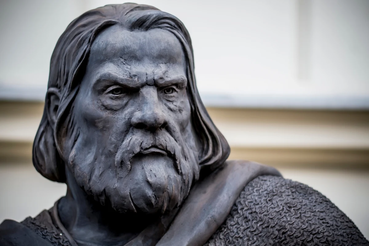 W 2025 roku minie 1000 lat od koronacji na królów Polski Bolesława Chrobrego oraz jego syna Mieszka II. Władze Gniezna, korzystając ze sztucznej inteligencji, postanowiły ożywić najpopularniejszy pomnik na swoim Trakcie Królewskim. "Niech Nowy Rok będzie czasem jedności i dumy z naszego dziedzictwa!" - życzy wszystkim w mediach społecznościowych Bolesław Chrobry. 


