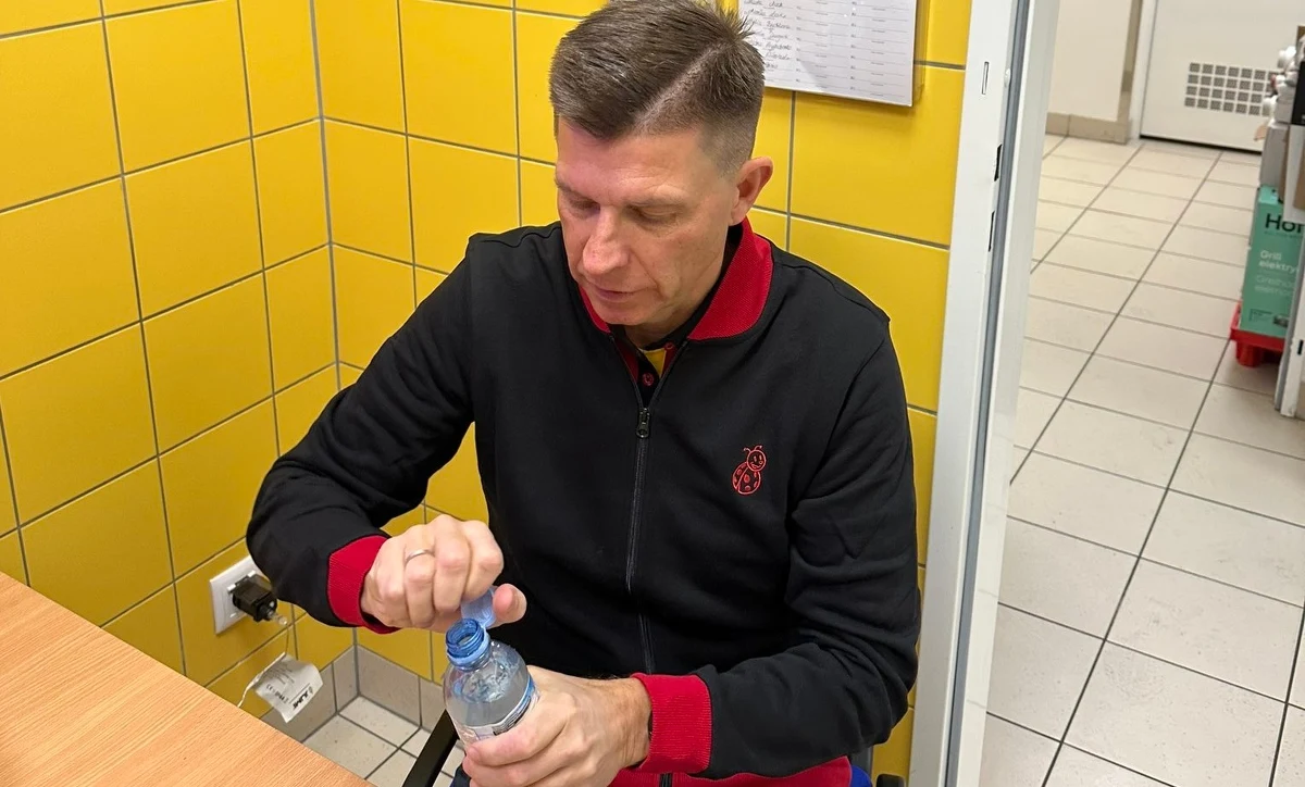 "Zapraszam dziś do Biedronki na ul. Pałacową 2 w Warszawie" - napisał na platformie X poseł Polski 2050 Ryszard Petru. Polityk - zgodnie z wcześniejszymi zapowiedziami - pracował we wtorek w sklepie. Jak napisał w mediach społecznościowych: "po zakończonej pracy, moje wyposażenie trafi na aukcję WOŚP".