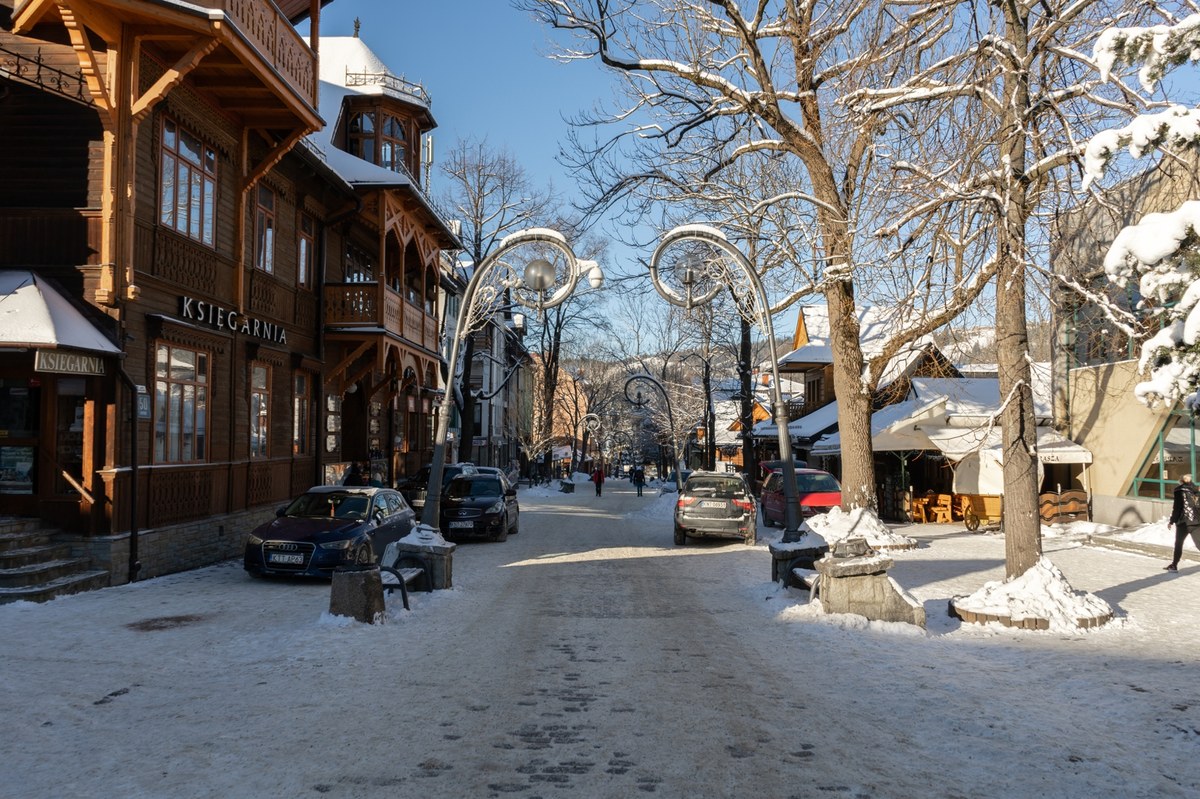 W górach będziemy mieć białe święta - to już pewne. W Zakopanem od wczoraj sypie śnieg i jego pokrywa ma już 9 cm grubości, a na Kasprowym Wierchu - 40 cm. Jak mówi szef zakopiańskiego IMGW Paweł Parzuchowski - śniegu będzie jeszcze dzisiaj przybywać i utrzyma się do końca świąt.