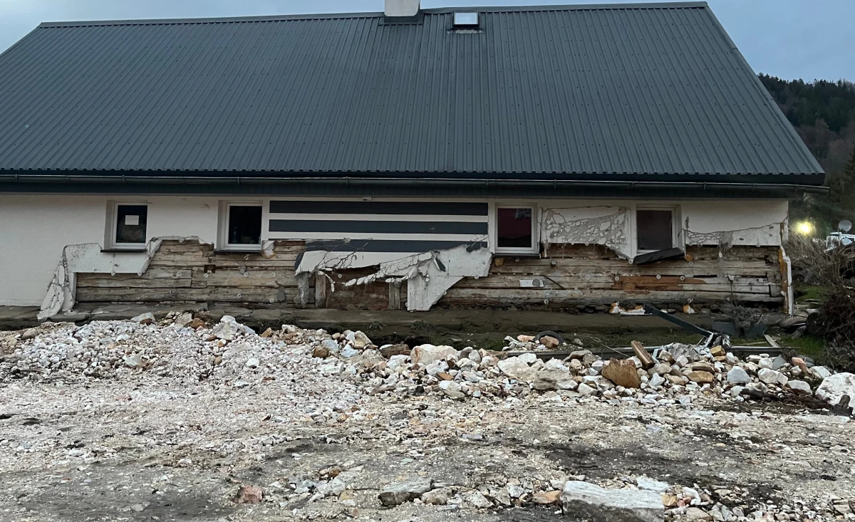 Będą dodatkowe środki na opał dla mieszkańców Radochowa koło Stronia Śląskiego - obiecały władze województwa. To jedna z najbardziej poszkodowanych przez wrześniową powódź wsi. Mieszkańcy martwili się, że nie będą mieli jak osuszać domów. Pomogła interwencja naszej reporterki.