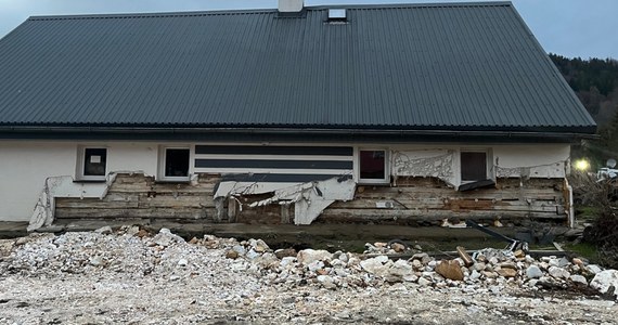 Będą dodatkowe środki na opał dla mieszkańców Radochowa koło Stronia Śląskiego - obiecały władze województwa. To jedna z najbardziej poszkodowanych przez wrześniową powódź wsi. Mieszkańcy martwili się, że nie będą mieli jak osuszać domów. Pomogła interwencja naszej reporterki.