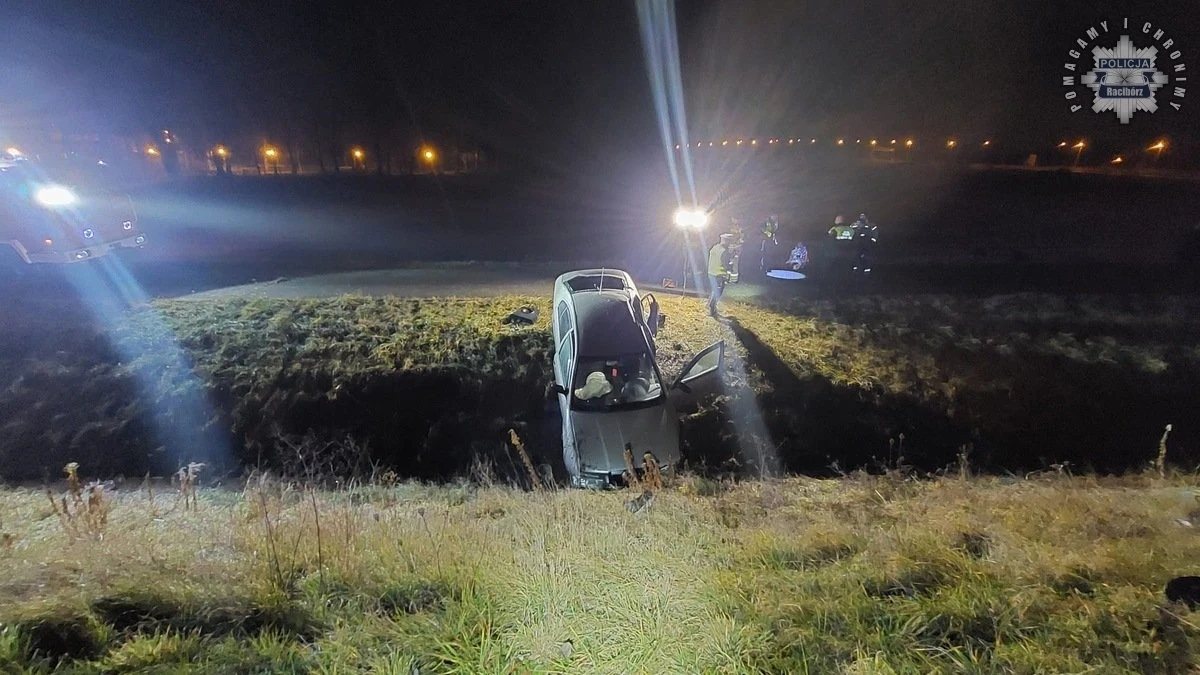 Funkcjonariusze z Raciborza (Śląskie) zatrzymali dwie młode kobiety, które ścigane były przez czeską policję. Kierująca skodą 21-latka była pod wpływem środków odurzających. W samochodzie przewoziła narkotyki, broń i skradzione dokumenty. 