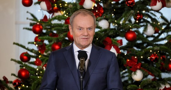 Ministrowie zaśpiewali kolędę "Wśród nocnej ciszy", a premier złożył życzenia na początek wigilijnego posiedzenia rządu. W jego trakcie omówiono m.in. projekt nowelizacji ustawy o czasowym przedłużeniu wsparcia w postaci rynku mocy dla źródeł energii elektrycznej, które nie spełniają norm emisji CO2.